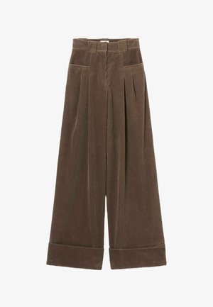Pantalones de corte ancho de pana marrón con cintura alta, plisados en la parte delantera y puños doblados. Tejido texturizado con rayas verticales.