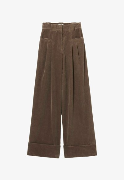 Pantalons en velours côtelé marron à jambes larges avec taille haute, plis avant et ourlets repliés. Tissu texturé avec des rayures verticales.