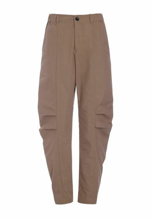 Pantalones marrones de corte estrecho con pliegues frontales, presillas para cinturón, cierre con botón y detalles sutiles en los paneles de las rodillas sobre un fondo blanco liso.