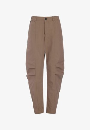Pantalones marrones de corte estrecho con pliegues frontales, presillas para cinturón, cierre con botón y detalles sutiles en los paneles de las rodillas sobre un fondo blanco liso.