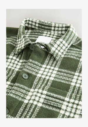 Zelena i bijela karirana flanel košulja s klasičnim ovratnikom, dugmadi sprijeda i mekim, teksturiranim materijalom. Dva prednja dugmeta vidljiva.