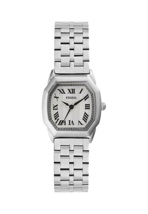 Sølv Fossil armbåndsur med rektangulært urværk, romertal, struktureret urskive og sammenkædet metalrem, der viser tiden 10:08:35.