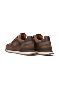 Bruine leren en suède sneakers met een gestructureerde hak, vetersluiting en een contrasterende witte tussenzool. Voorzien van een robuuste rubberen loopzool.