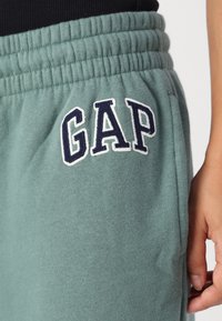 GAP Petite HERITAGE - Spodnji deli trenirk - district green