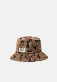 Brun og sort tekstureret bøttehat med et stofmærke, der er mærket "EA7 Emporio Armani" på siden, mod en helt hvid baggrund.