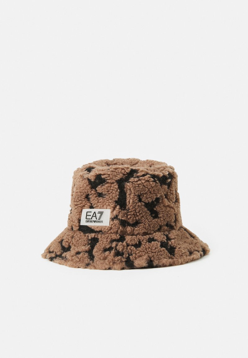 Brun og sort tekstureret bøttehat med et stofmærke, der er mærket "EA7 Emporio Armani" på siden, mod en helt hvid baggrund.