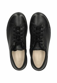 Schwarze Leder-Sneaker mit abgerundetem Zehenbereich, schwarzen Schnürsenkeln und einer strukturierten Gummisohle. Das Innere ist beige und mit dem eingeprägten Markennamen versehen.