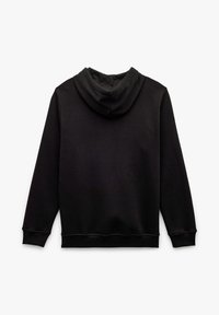Sort hættetrøje med en blød tekstur, udstyret med en kængurulomme og ribbede manchetter. Designet med en klassisk pasform og en betydelig hætte.