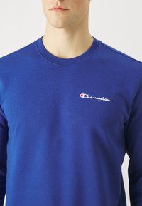 Champion ICONS CREWNECK SMALL LOGO - Felpa - blau