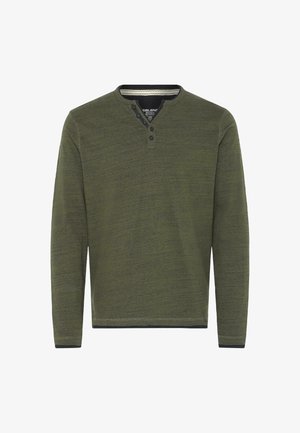 Pikend varrukatega oliivroheline henley särk, mis on valmistatud pehmest kangast, ümarate krae ja kolme nööbiga nööpplakiga, millel on peen tekstuuriline muster.