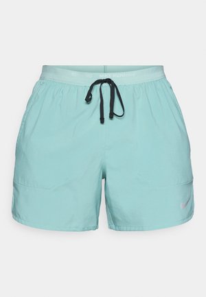 Bermudas deportivas de color azul claro, fabricadas con un tejido flexible. Cuentan con una cintura elástica con cordón ajustable y bolsillos laterales. Incluyen un logo reflectante.