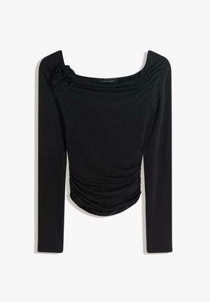 Bluza neagră cu mâneci lungi, decolteu pătrat, țesătură texturată, strângere în talie și un detaliu cu trandafir pe umărul stâng.