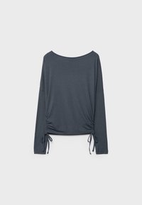 Ciemnoszara bluzka z długim rękawem z szerokim dekoltem, z marszczeniami i sznurkiem po obu stronach przy krawędzi.