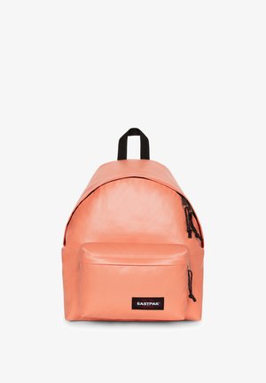 Mochila rosa Eastpak con bolsillo frontal con cremallera y asa de tela negra.