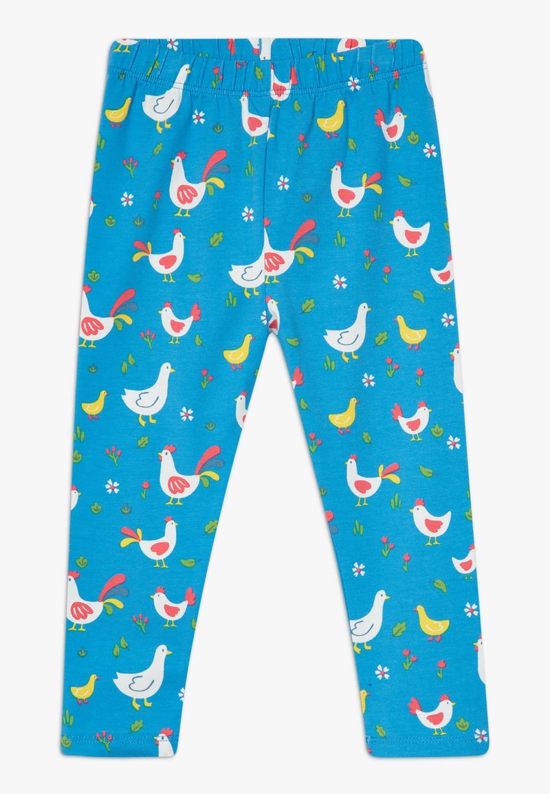 Leggings azules con un patrón repetido de pollos, patos y flores en colores vibrantes, hechos de un material suave y elástico con una cinturilla elástica.