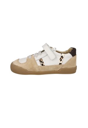 Zapatillas blancas y beige con una correa de velcro, materiales de ante y cuero, acentos de estampado de leopardo y suela de goma.