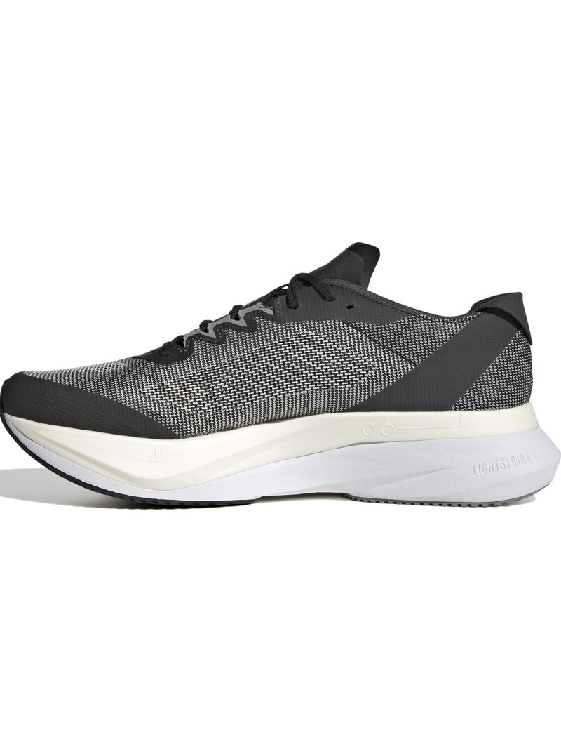 Baskets de sport avec une tige en mesh noir et gris, un design épuré, un bout rond et une semelle intermédiaire blanche épaisse avec une semelle extérieure en caoutchouc texturé.