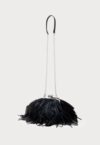 Sac à main texturé noir avec une longue bandoulière en chaîne argentée et une fermeture à fermoir métallique, conçu avec des détails en franges superposées.