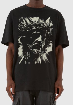 Czarny bawełniany t-shirt z grafiką białej postaci w koronie, z napisem „MJGONZALES SACRED AURA” na przodzie.