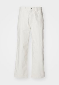 Pantalones de algodón blancos con un diseño de pierna recta, que cuentan con bolsillos frontales y un cierre de botón en la cintura. Textura suave, con un detalle mínimo.