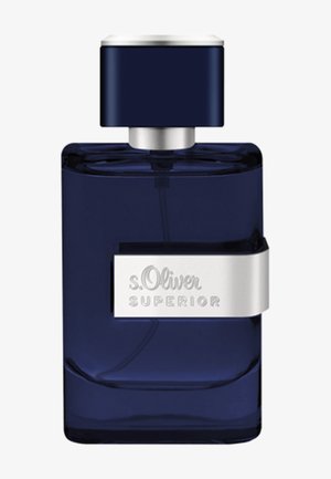 Flacon de parfum rectangulaire bleu foncé avec un capuchon assorti et une étiquette argentée portant l'inscription "s.Oliver SUPERIOR" sur le devant.