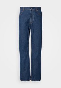 Blå denim jeans med lige ben, der har en knaplukning, fem lommer og kontraststikninger langs sømmene.