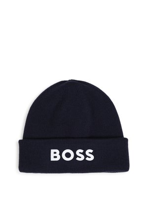 Marineblauwe gebreide muts met omgeslagen rand, met het witte woord "BOSS" aan de voorkant in het midden.