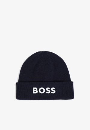 Bonnet tricoté bleu marine avec revers affichant le mot blanc "BOSS" au centre devant.