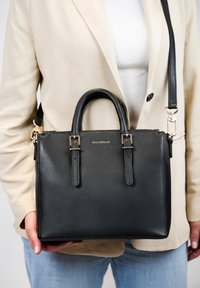 Zwarte lederen handtas met dubbele handgrepen bovenaan en een afneembare schouderriem. Bevat gouden hardware en een gladde textuurafwerking.