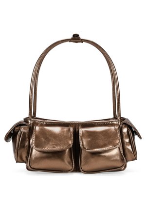 Bolso de mano de bronce metálico con dos bolsillos frontales, asa superior redondeada y textura suave. Presenta una forma compacta y estructurada.