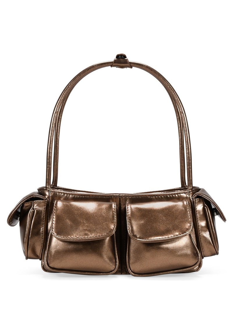 Bolso de mano de bronce metálico con dos bolsillos frontales, asa superior redondeada y textura suave. Presenta una forma compacta y estructurada.