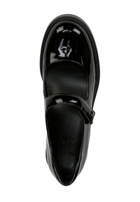 Scarpa Mary Jane in pelle verniciata nera con punta arrotondata, una sola cinghia sul collo del piede e suola nera testurizzata. Presenta un marchio in rilievo all'interno.