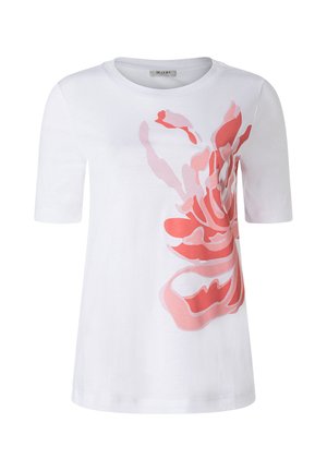 Weißes kurzärmeliges T-Shirt mit Rundhalsausschnitt und großem abstraktem pink-rotem Blumenmuster auf der rechten Seite.