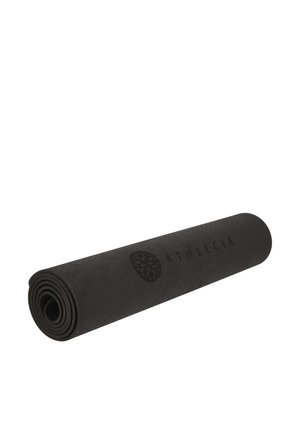 Aufgerollte schwarze Yogamatte mit strukturierter Oberfläche und Athlecia-Logo, das in der Mitte auf weißem Hintergrund gedruckt ist.