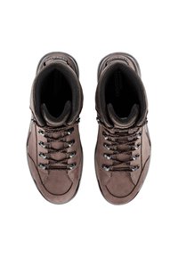 Braune Wanderschuhe aus Wildleder, mit hohem Knöchel, dunklen Schnürsenkeln, Metallösen, gepolstertem Schaft und strukturierten Gummisohlen.