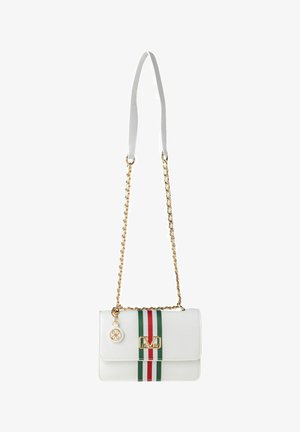 Weiße Lederhandtasche mit einer goldenen Kettenriemen. Verfügt über rote und grüne vertikale Streifen, einen goldenen Verschluss und einen dekorativen Anhänger.