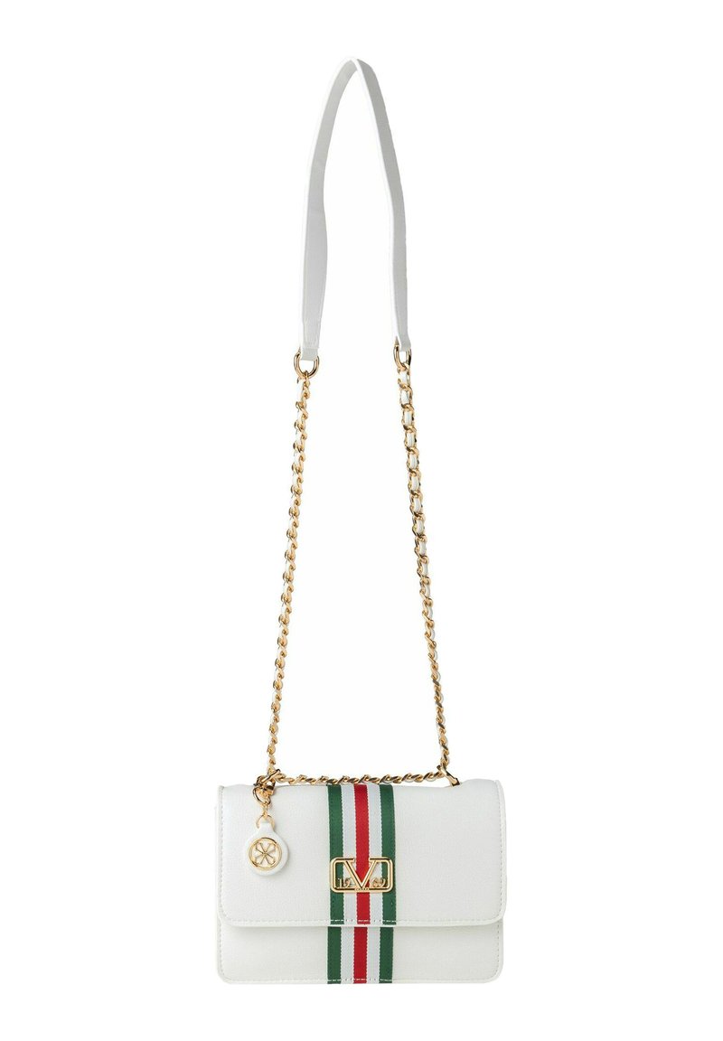 Witte leren handtas met een gouden schouderband. Bevat rode en groene verticale strepen, een gouden sluiting en een decoratieve charm.