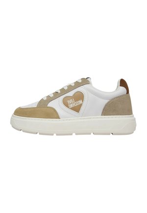 Sneakers con una toma in pelle bianca, dettagli in suede beige, con una toppa a forma di cuore con la scritta "LOVE MOSCHINO". Sola spessa bianca.