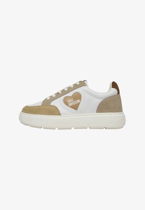 Sneakers con una toma in pelle bianca, dettagli in suede beige, con una toppa a forma di cuore con la scritta "LOVE MOSCHINO". Sola spessa bianca.
