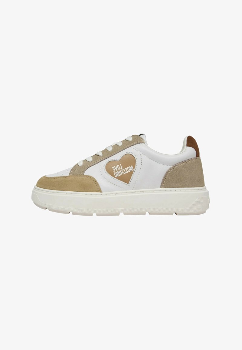 Sneakers con una toma in pelle bianca, dettagli in suede beige, con una toppa a forma di cuore con la scritta "LOVE MOSCHINO". Sola spessa bianca.