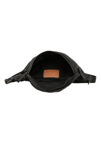 Borsa in pelle nera con chiusura a zip, tasca interna e dettagli in pelle marrone. Texture liscia, forma arrotondata e tracolla regolabile.