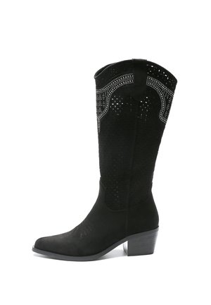 Stivale da cowboy in suede nero con motivo intrecciato, punta affusolata e tacco a blocco. Presenta dettagli perforati nella parte superiore e una linguetta posteriore per il sollevamento.