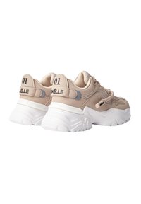 Le sneakers beige presentano una tomaia in rete e sintetico, una spessa suola bianca, design con lacci e un dettaglio del marchio sul tallone con "01" e "GAËLLE."
