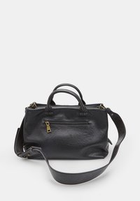 Borsa in pelle nera con doppio manico superiore, tracolla staccabile, chiusura con zip e tasca esterna frontale con dettaglio di zip e lucchetto.