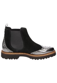 Stivali Chelsea neri con tomaia in pelle scamosciata, punta metallica, dettagli brogue, pannelli elasticizzati laterali e suola in gomma texturizzata.