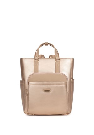 Glanzende beige boodschappentas met voorvak met rits, dubbele handvatten en zijvakken, rechtopstaand op een witte achtergrond.