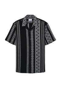 Camicia a maniche corte bianca e nera con motivi geometrici e strisce distintive. Design con bottoni e colletto.