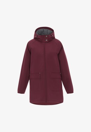 Chaqueta impermeable color burdeos con capucha forrada de felpa gris, cremallera frontal y dos grandes bolsillos de parche; incluye detalles de botones a presión.