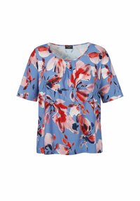 Bloemige top met korte mouwen, met een lichtblauwe achtergrond en rode, roze en marineblauwe bloemen. Ronde halslijn, zachte stof en losse pasvorm.