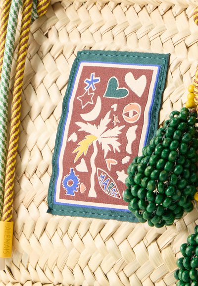 Πλεκτή τσάντα από ψάθα με πολύχρωμο κεντητό πατς που απεικονίζει φοίνικα, καρδιές, αστέρια και το κείμενο "MAROC", διακοσμημένη με πράσινα φουντάκια από χάντρες.
